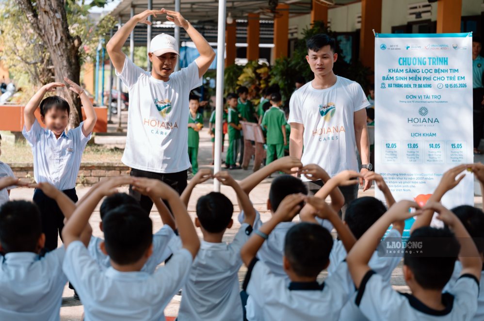 Các tình nguyện viên đến từ Hoiana tham gia điều phối và vui chơi cùng các em nhỏ khám sàng lọc bệnh tim. Ảnh: BTC cung cấp