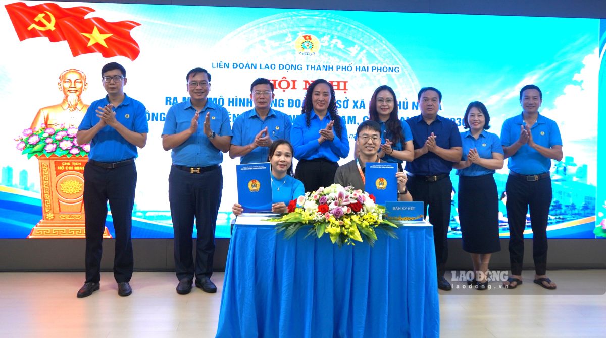 Đại diện Ban lãnh đạo Công ty và Ban Chấp hành Công đoàn Công ty ký cam kết phối hợp. Ảnh: Mai Dung