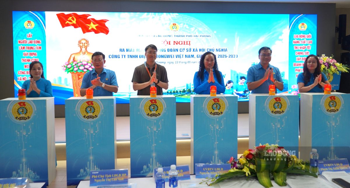 Delegates perform the launching ceremony of the socialist grassroots trade union model at Tongwei Vietnam Electronics Co., Ltd. (An Duong Industrial Park, Hai Phong). Photo: Mai Dung
