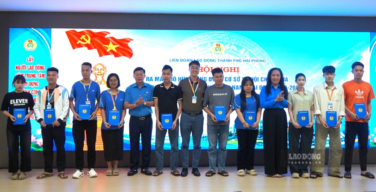 Lãnh đạo Liên đoàn Lao động thành phố và Ban Giám đốc Công ty trao quà cho đoàn viên hoàn cảnh khó khăn. Ảnh: Mai Dung