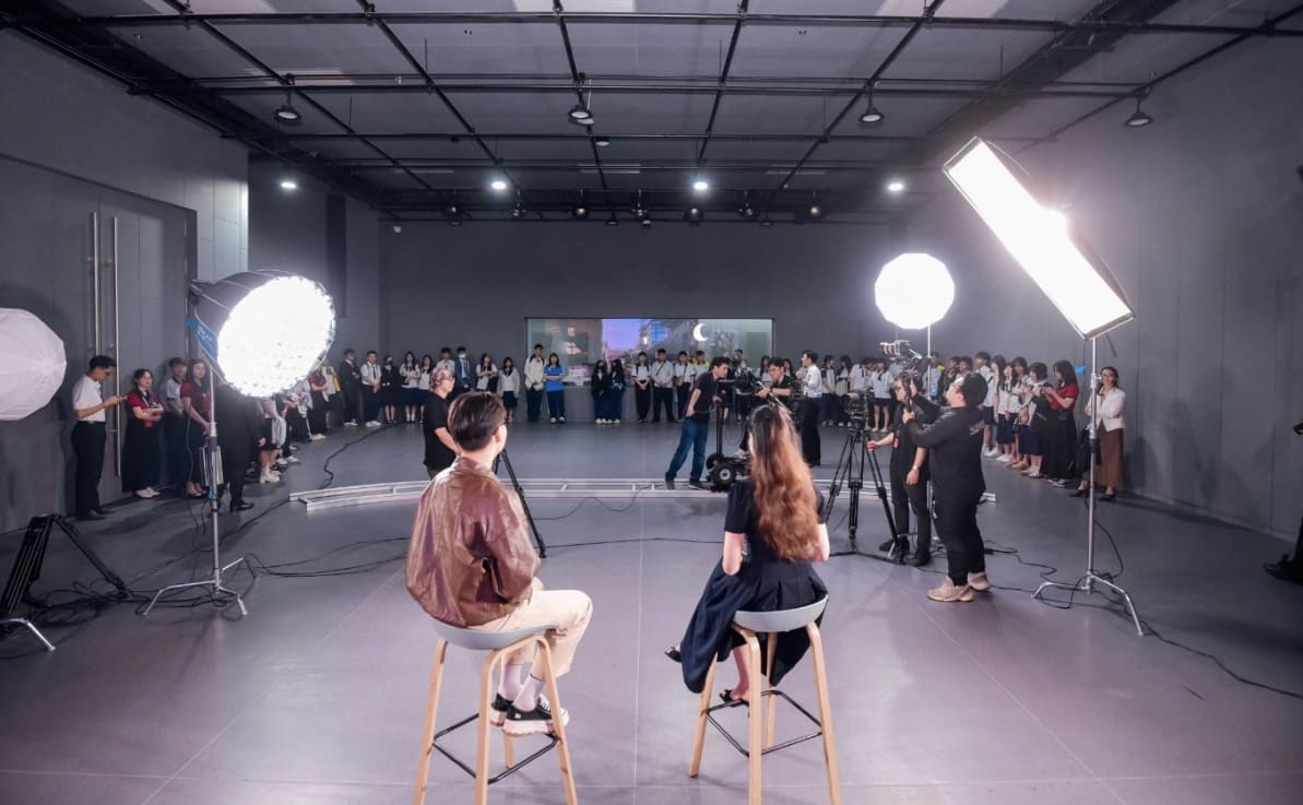 Sinh viên khối Truyền thông rèn luyện kỹ năng xây dựng podcast, kênh video, bản tin điện tử và các dự án truyền thông thực tế ngay trong quá trình học tập. Ảnh: VLU