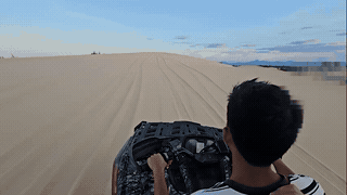 Off-road vehicles carrying passengers climbing sand dunes illegally, the risk of unsafety is clear. Photo: Nguyen Luan