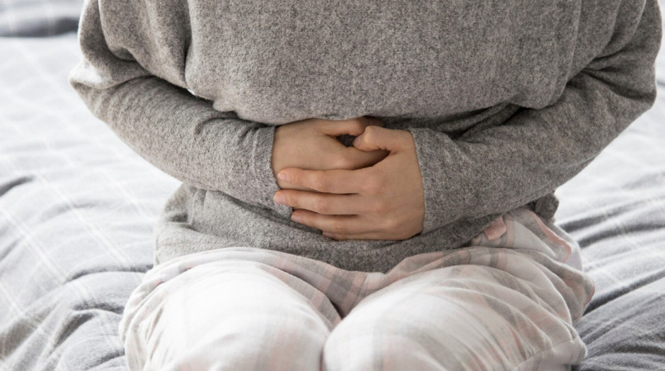 Many seemingly common digestive symptoms can warn of serious pathology. Photos using AI