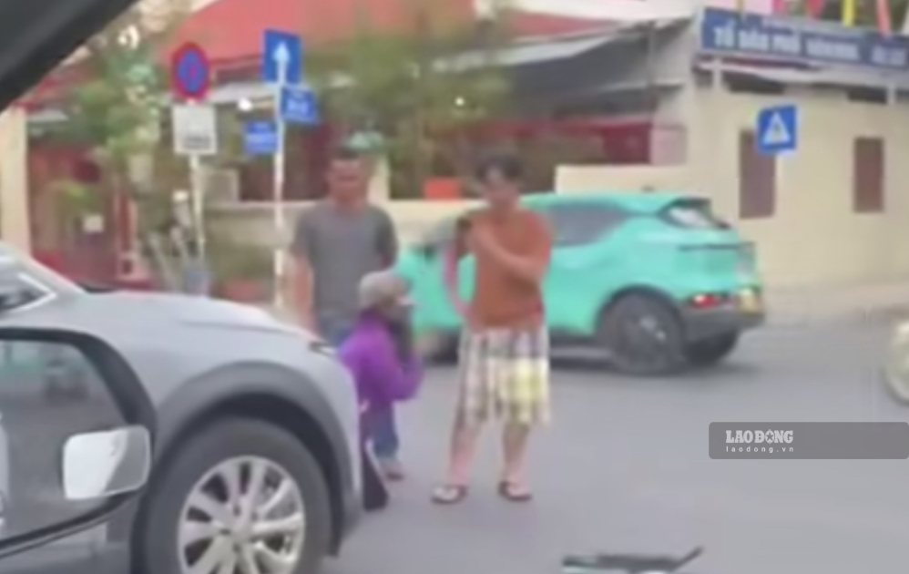 Images of a woman kneeling in front of the driver after the collision made many people angry. Photo: Huu Long