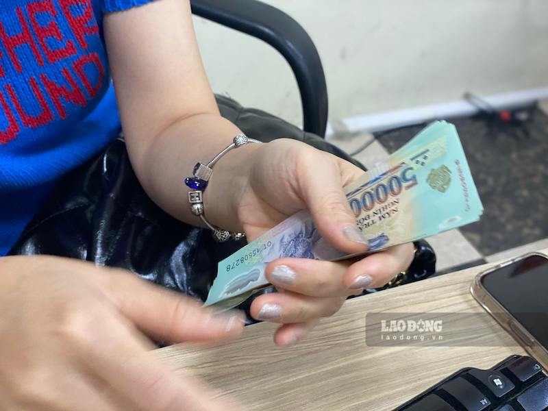 People who are old enough to retire but do not yet meet the conditions to receive a pension can request to receive monthly allowances from their social insurance contributions. Photo: Duc Van