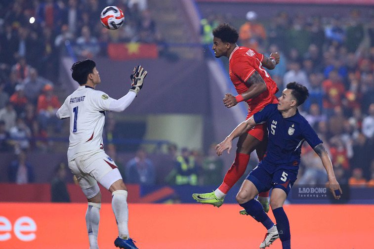 Vietnam team meets Thailand in the final leg of ASEAN Cup 2026 at Rajamangala Stadium. Photo: Minh Dan
