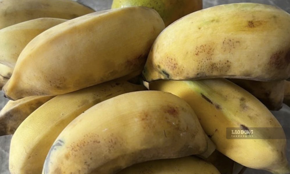 Go to the kitchen to make 2 simple delicious dishes from ripe bananas. Photo: Quang Minh