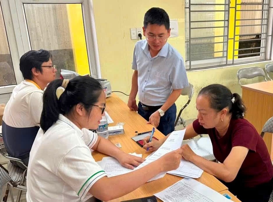 La comuna de Kiến Minh paga la primera fase de la compensación por el proyecto ferroviario clave. Foto: Portal de Información Electrónica de la comuna de Kiến Minh - Ciudad de Hải Phòng