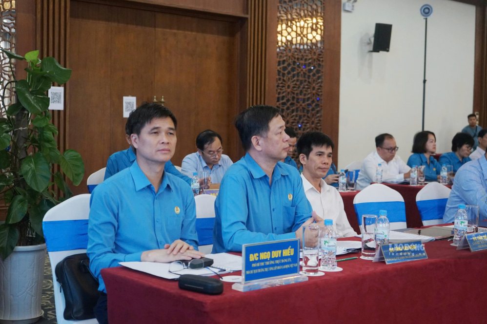 Ông Ngọ Duy Hiểu - Phó Chủ tịch Thường trực Tổng LĐLĐ Việt Nam (trái) và các đồng chí lãnh đạo Tổng LĐLĐ Việt Nam dự hội nghị. Ảnh: Quách Du