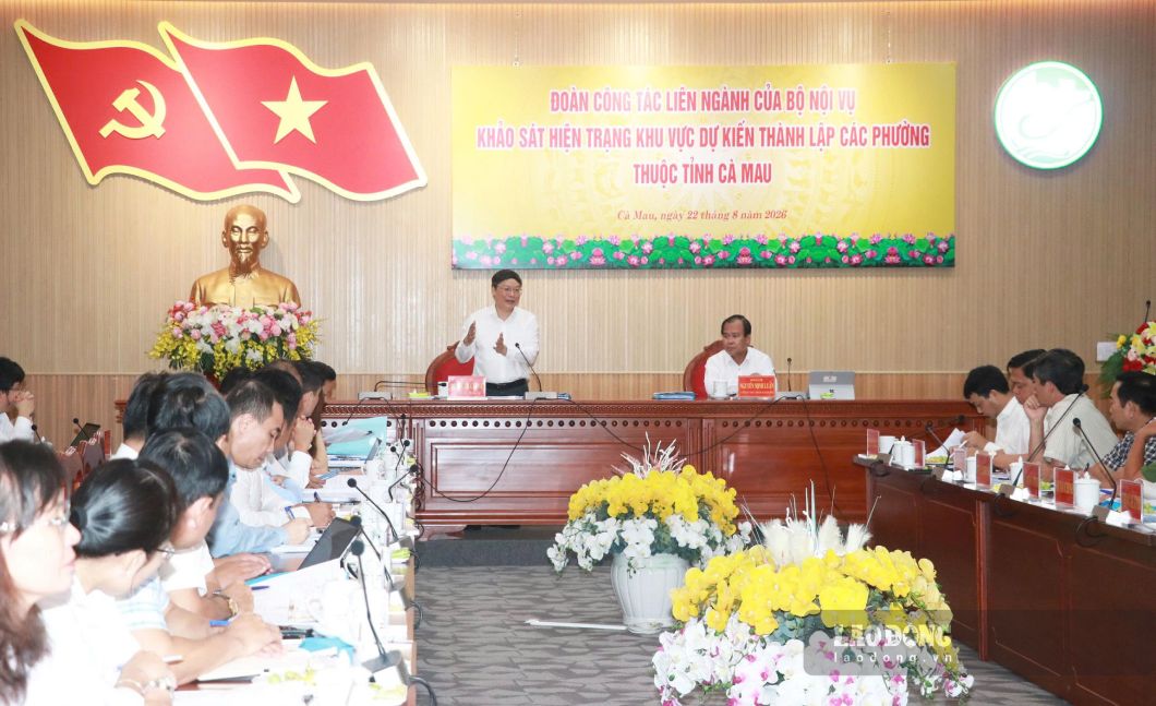 The working delegation of the Ministry of Home Affairs works with Ca Mau province on the project to establish 13 wards. Photo: Nhat Ho.