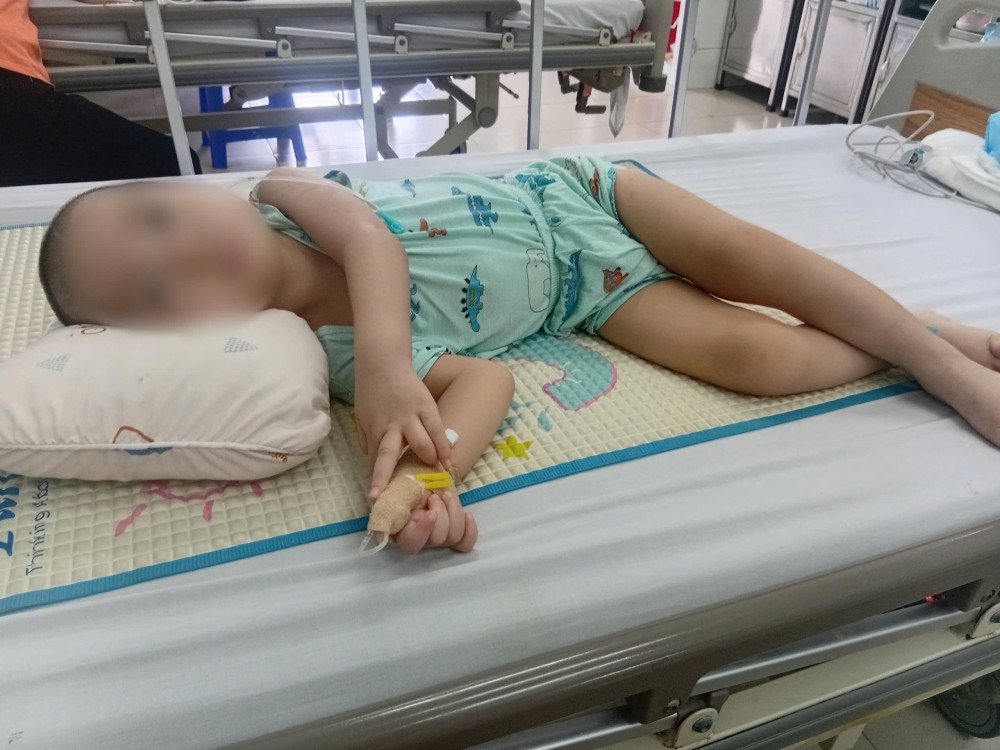 Từ 5 tháng tuổi, Minh Kha đã bắt đầu hành trình chống chọi với bệnh tật. Ảnh: Gia đình cung cấp