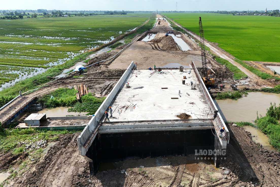 Dự án đầu tư xây dựng đường bộ cao tốc Châu Đốc - Cần Thơ - Sóc Trăng giai đoạn 1, dự án thành phần 2 đoạn qua địa bàn TP Cần Thơ. Ảnh: Tạ Quang