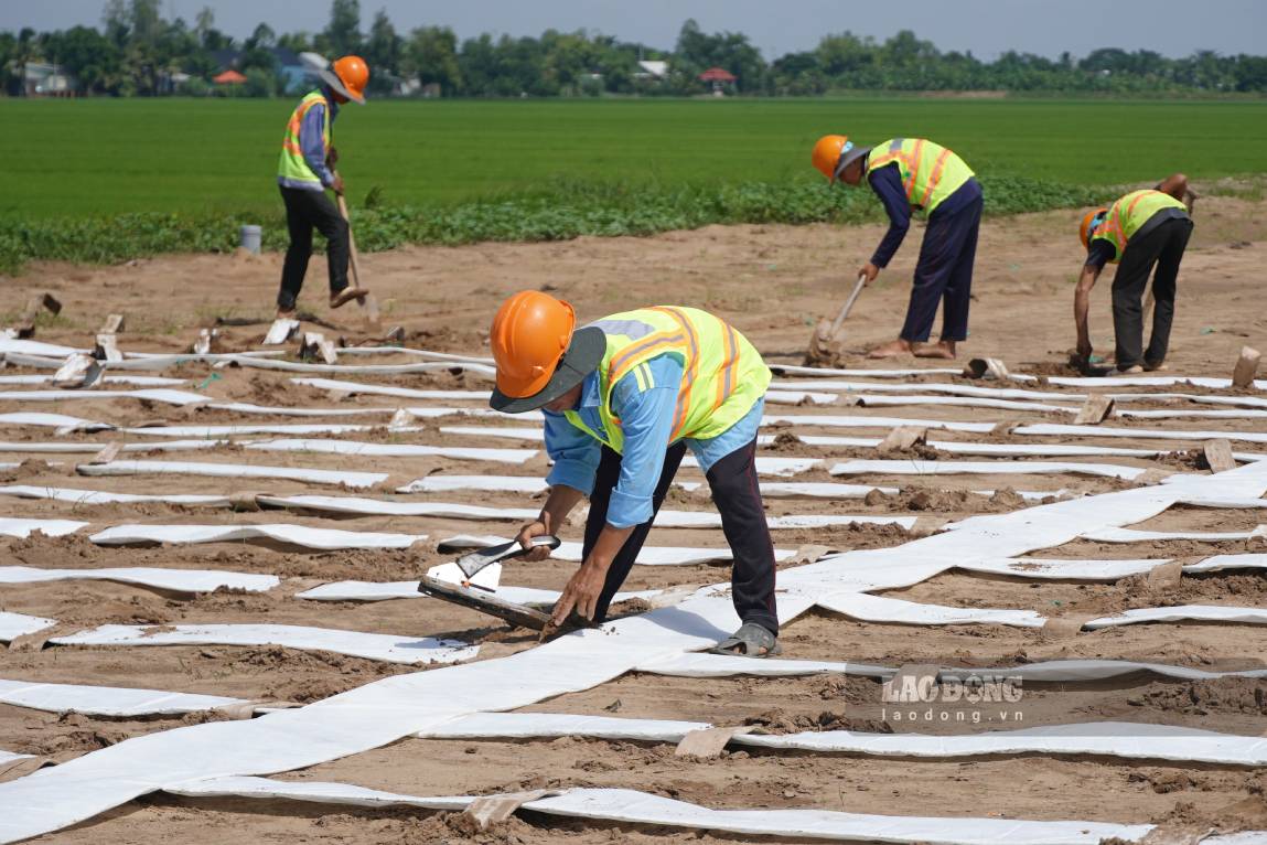 Construction workers on Chau Doc - Can Tho - Soc Trang highway through Can Tho. Photo: Ta Quang