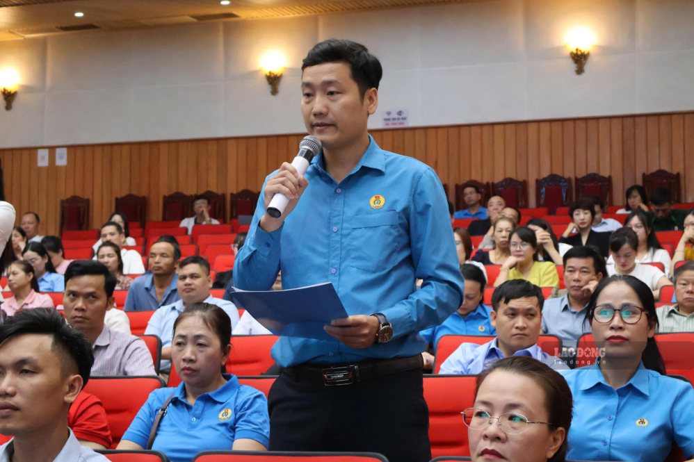 Youth union members and association members from socio-political organizations in Dien Bien province have just had a dialogue with the Provincial People's Committee. Photo: Thanh An