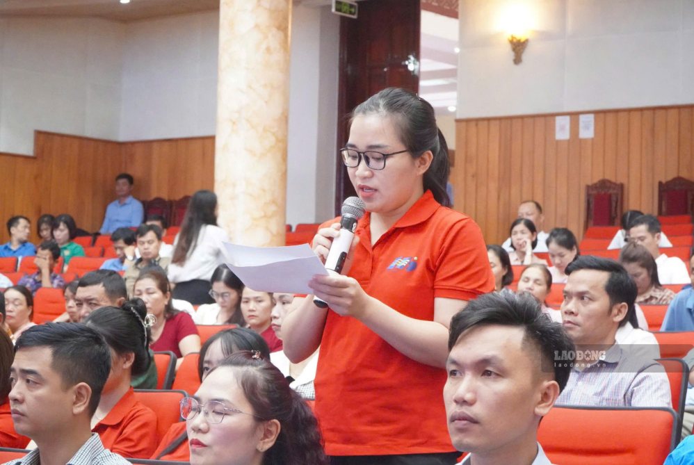 Đoàn viên, hội viên nêu ý kiên tới UBND tỉnh. Ảnh: Thành An