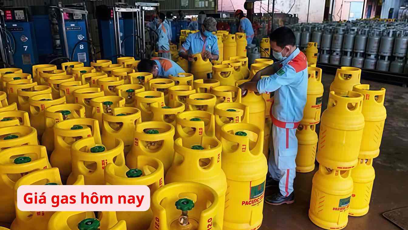 Retail gas prices today, August 22nd, remain stable after the price update in early August. Photo: Nguyen Binh