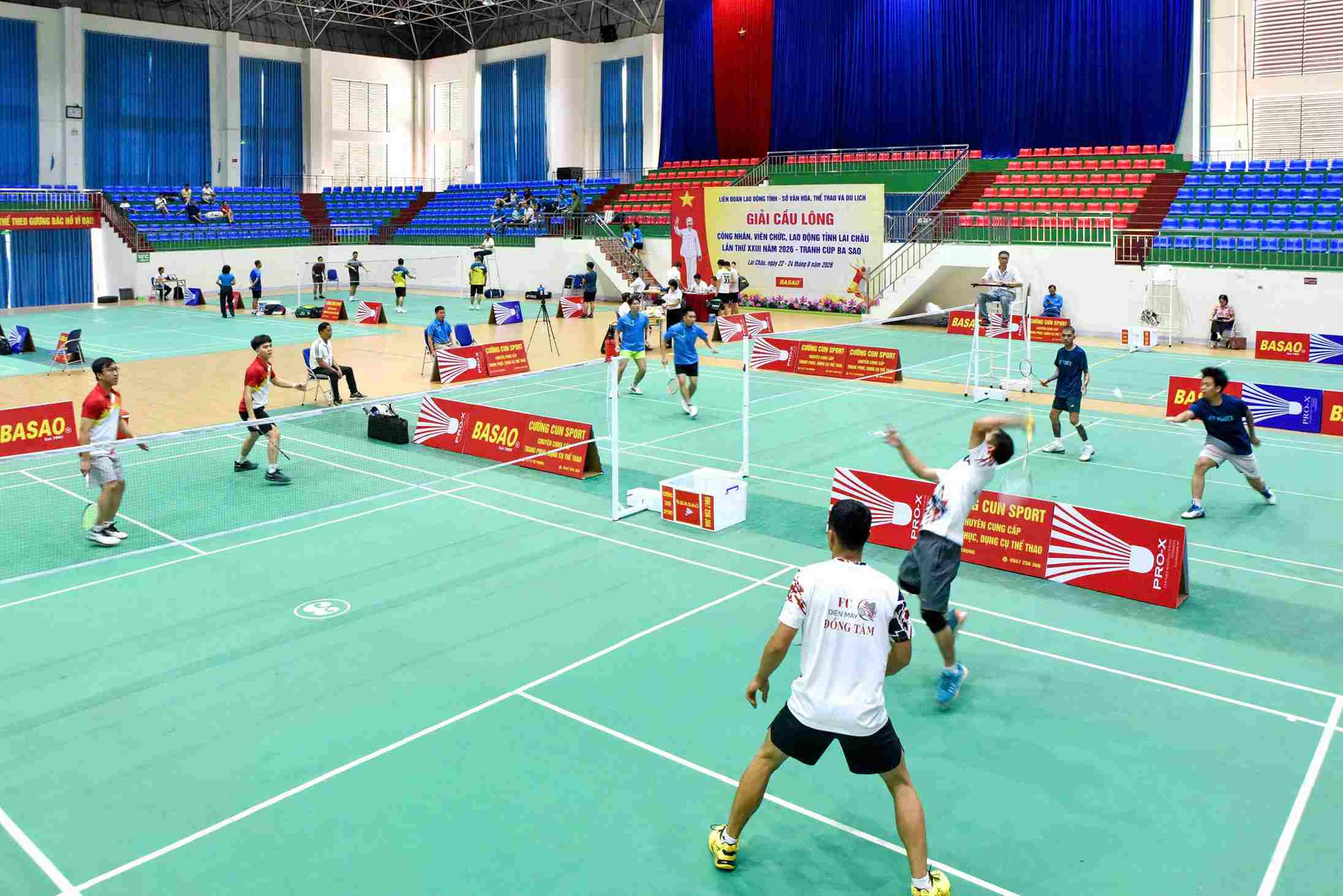 Athletes compete at the badminton festival. Photo: Lai Chau Provincial Labor Federation