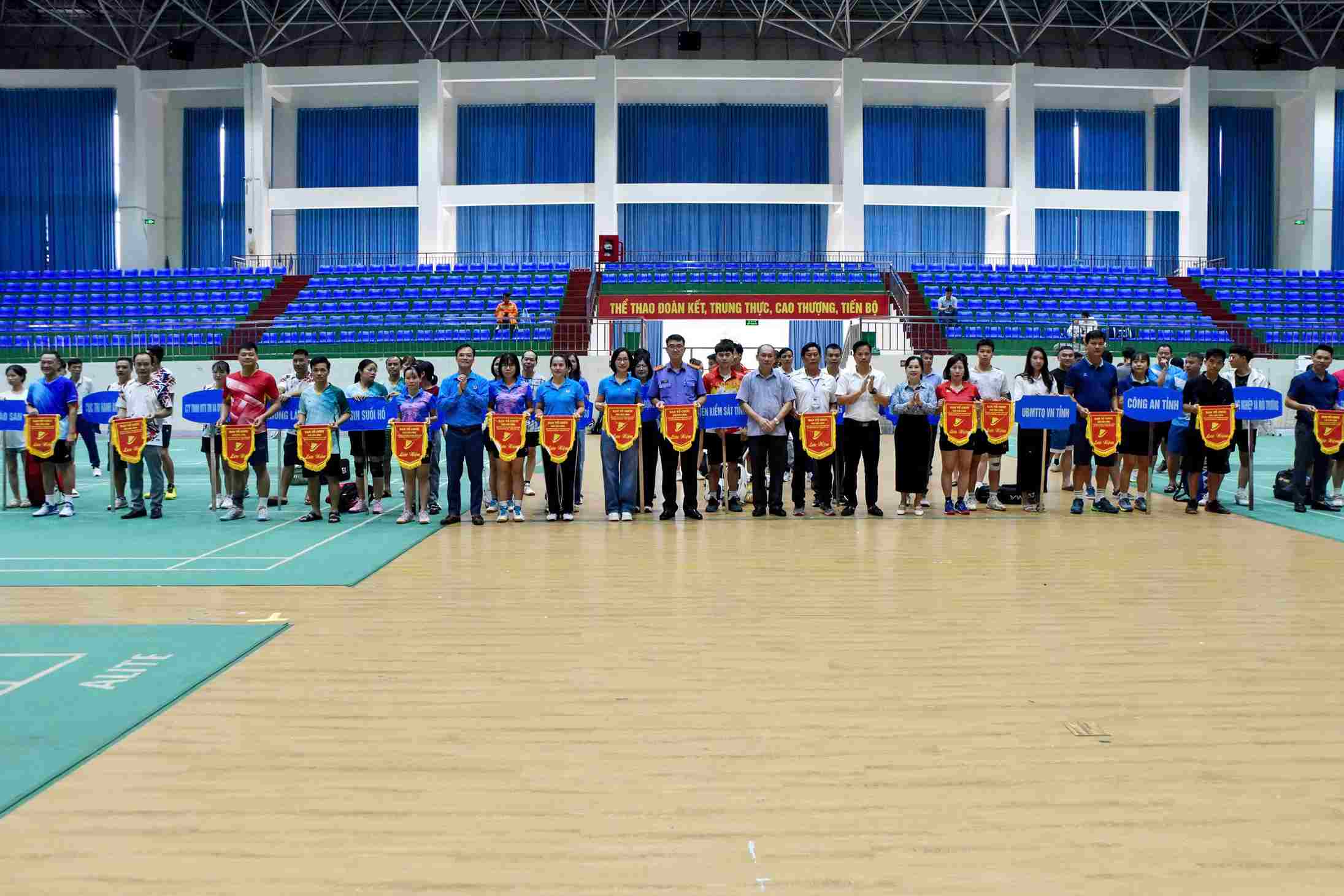 Các đội chơi tham gia giải đấu. Ảnh: LĐLĐ tỉnh Lai Châu