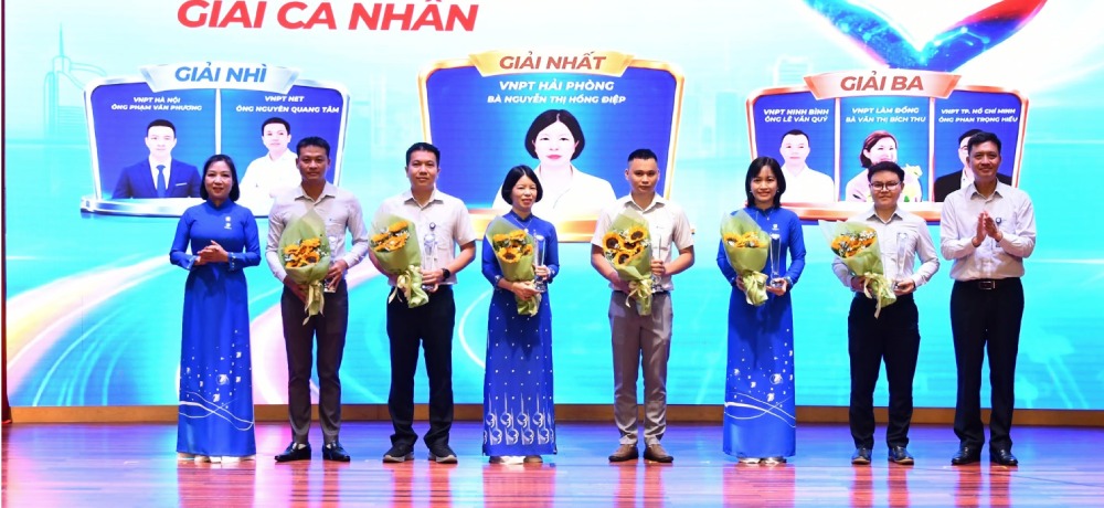 VNPT Trade Union awards prizes to individuals who won prizes in the VNPT Culture Understanding Contest 2026. Photo: VNPT Trade Union