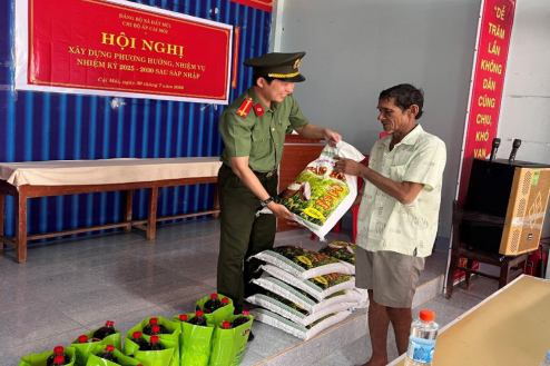 Vun đắp nghĩa tình với bà con Khmer nơi Đất Mũi