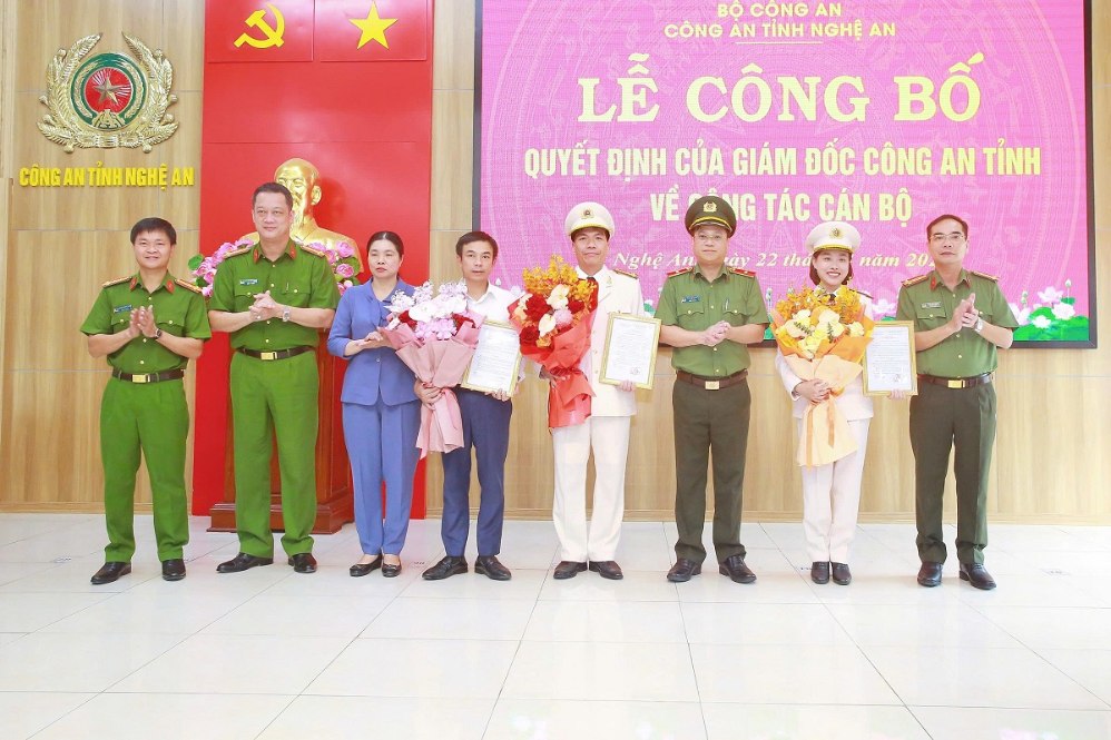 Lãnh đạo Công an tỉnh Nghệ An và Sở Giáo dục và Đào tạo Nghệ An tặng hoa chúc mừng Ban Giám hiệu nhà trường. Ảnh: Công an Nghệ An
