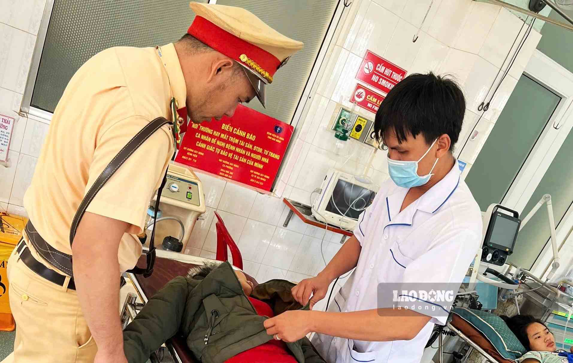 Traffic police promptly took the fainting woman to the hospital for emergency treatment. Photo: Ba Thuc
