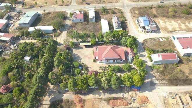 Regarding land, "adjusting the road" to make the house have 4 fronts shows arbitrariness and violations. Photo: Thanh Tuan