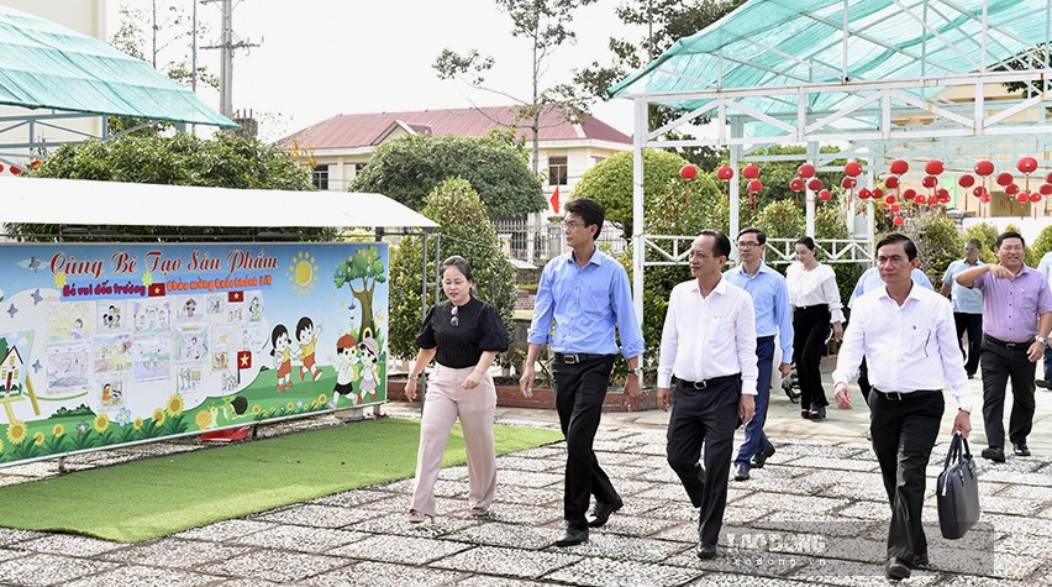 Đoàn công tác tỉnh Cà Mau do Chủ tịch HĐND tỉnh Phạm Văn Thiều kiểm tra thực tế trường lớp tại Phước Long. Ảnh: Nhật Hồ.