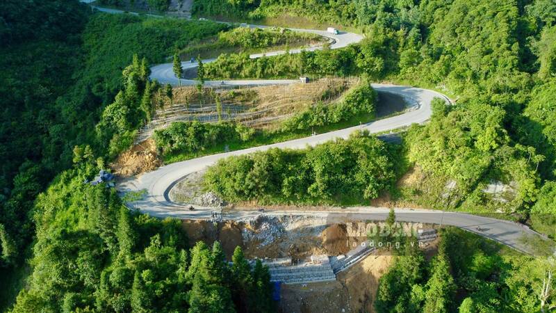 Many landslide points on National Highway 4C are being repaired. Photo: Viet Bac