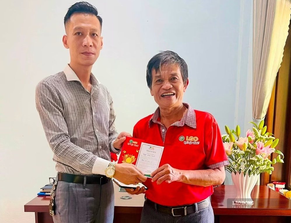 Business representatives reward drivers (red shirt) for achievements. Photo: Thanh Tuan