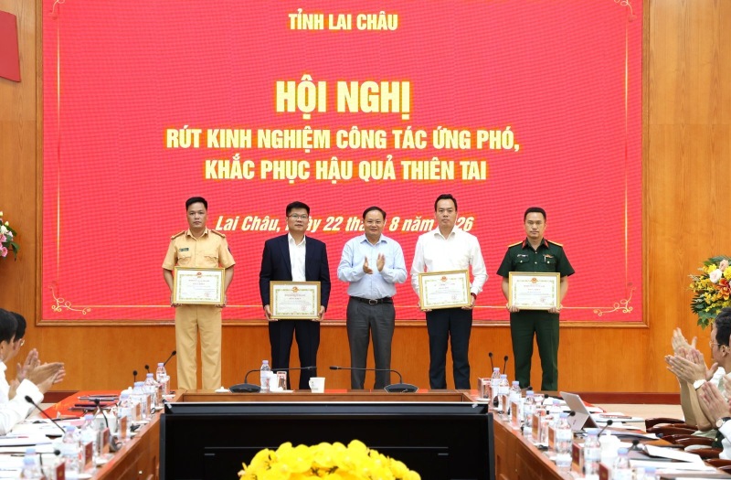 Các cá nhân nhận khen thưởng. Ảnh: Laichau.gov.vn