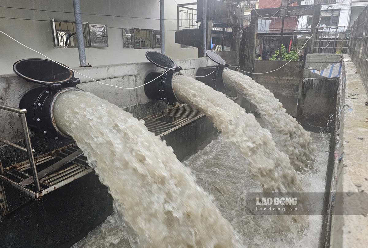 Ba máy bơm chống ngập chạy hết công suất. Ảnh: Đoàn Hưng