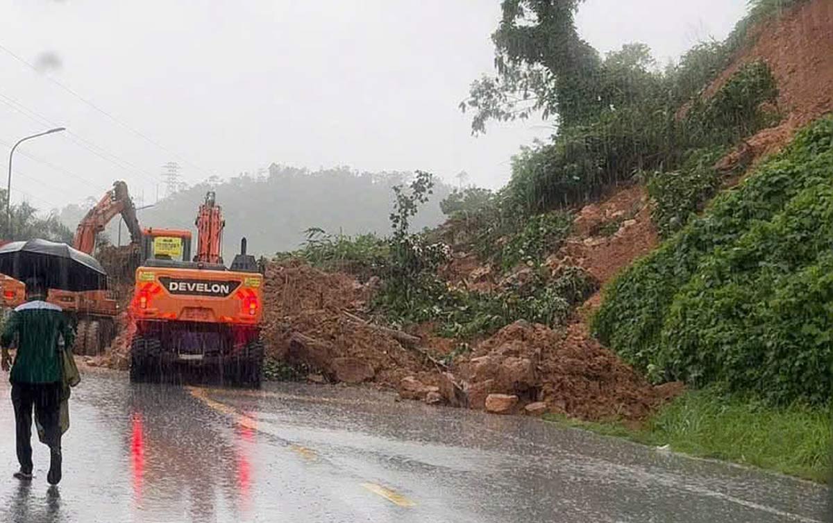 Landslide point on provincial road 334, Van Don bridge 2 area. Photo: Quang Ninh Traffic Police Department