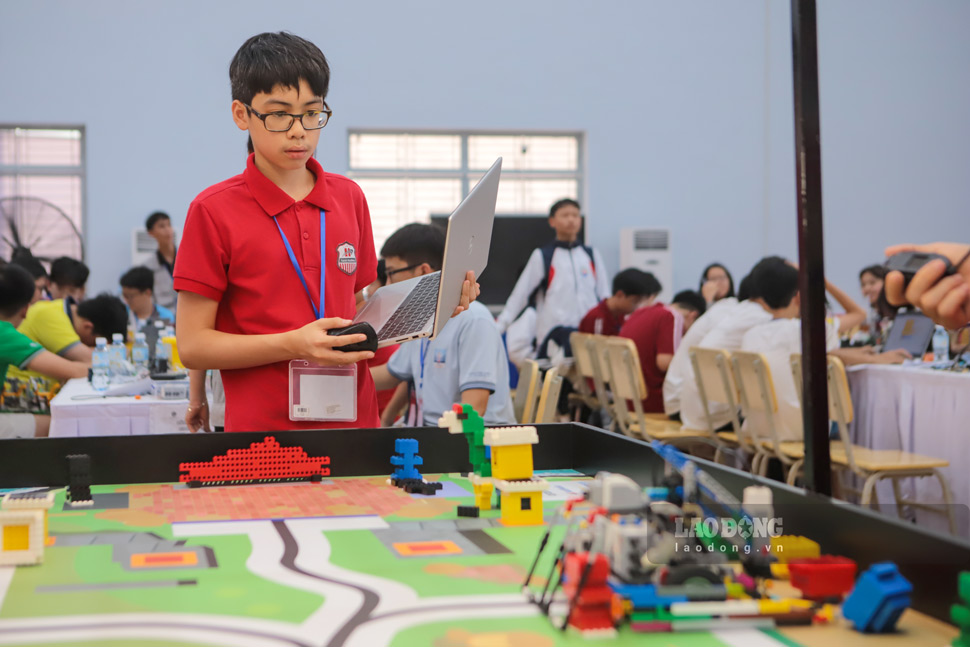 Team tracking robots performing tasks at the ROBOTMISSION - B2 group trial round. Photo: Hoai Phuong