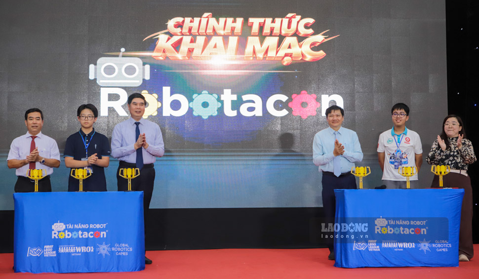 Ban tổ chức khai mạc cuộc thi. Ảnh: Hoài Phương