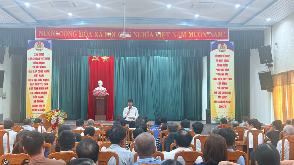 Da Nang City Labor Federation organizes labor dispute mediation at Hoa Khanh Textile Joint Stock Company. Photo: Da Nang Trade Union