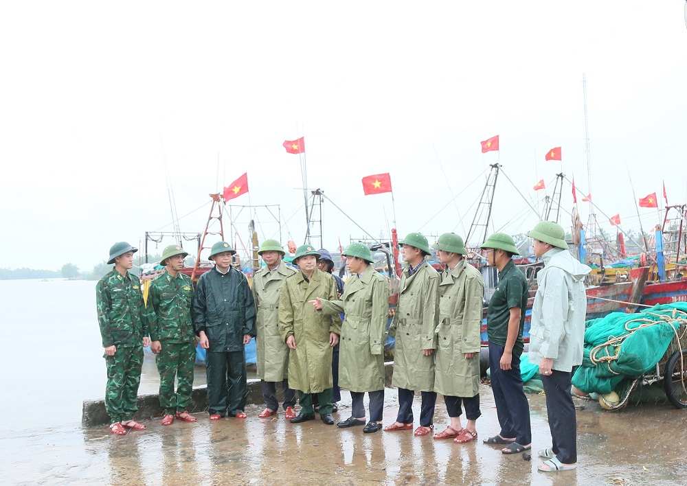 Phó Chủ tịch UBND tỉnh Lại Văn Hoàn kiểm tra công tác kêu gọi, hướng dẫn tàu thuyền vào nơi tránh trú tại cảng cá Tân Sơn (xã Thái Thụy). Ảnh: Cổng TTĐT tỉnh Hưng Yên  