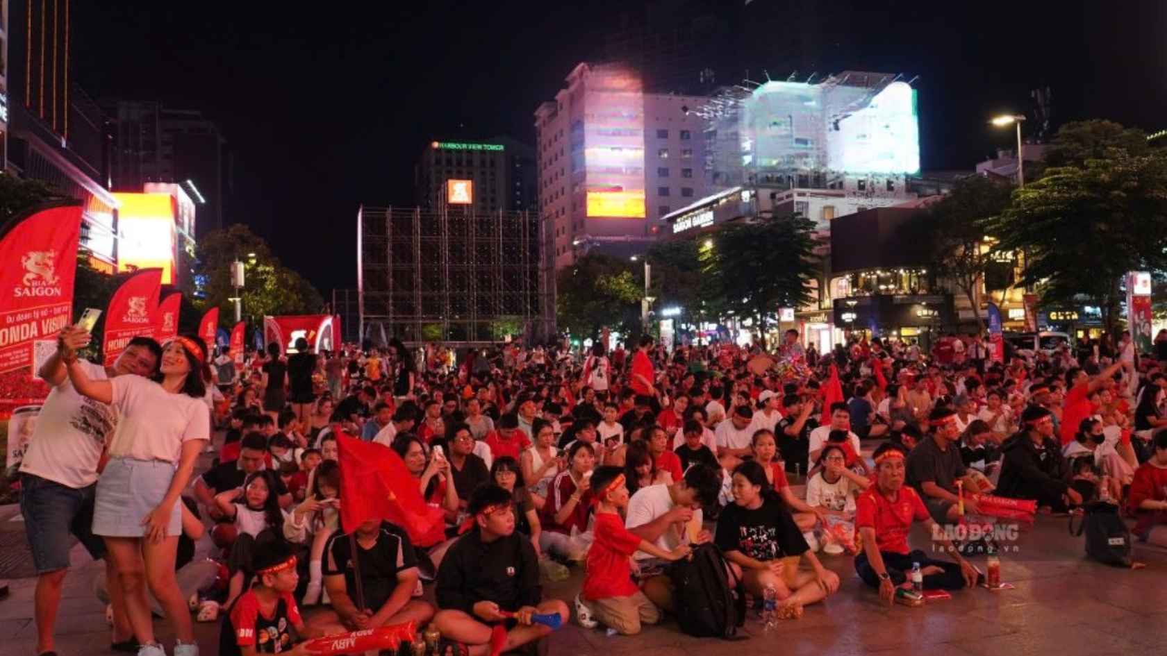 Fans bring red flags with yellow stars, ready to "fuel" the Vietnamese team. Photo: Thai Bao