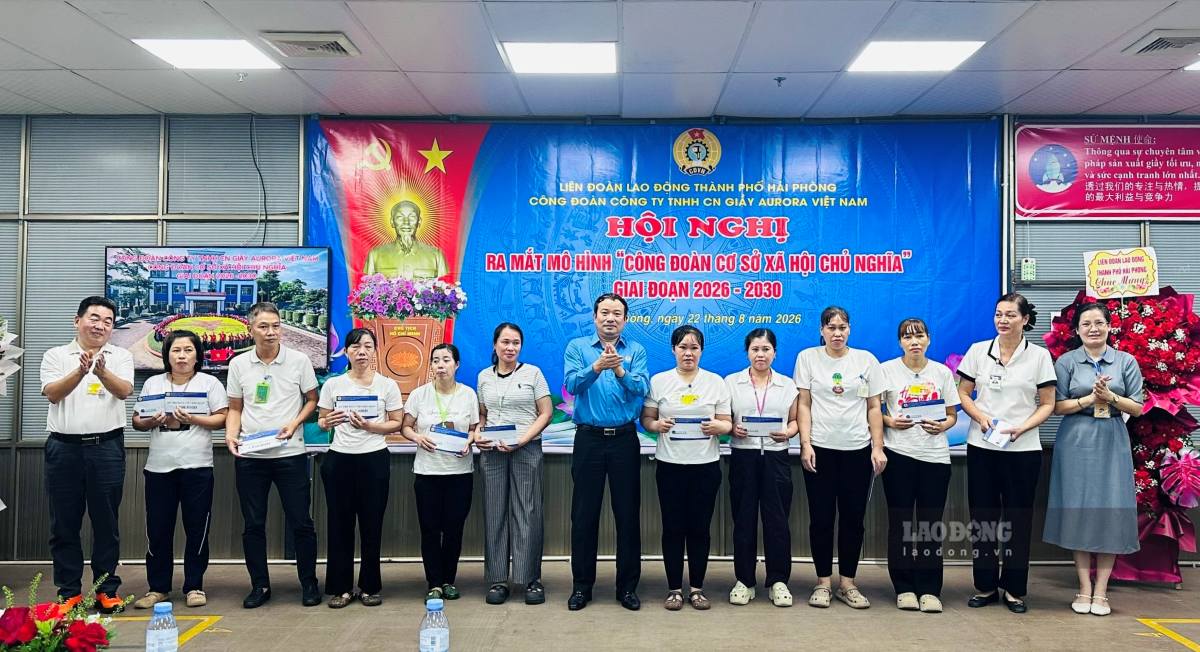 Lãnh đạo LĐLĐ TP Hải Phòng tặng quà người lao động có hoàn cảnh khó khăn tại buổi lễ. Ảnh: Mai Dung
