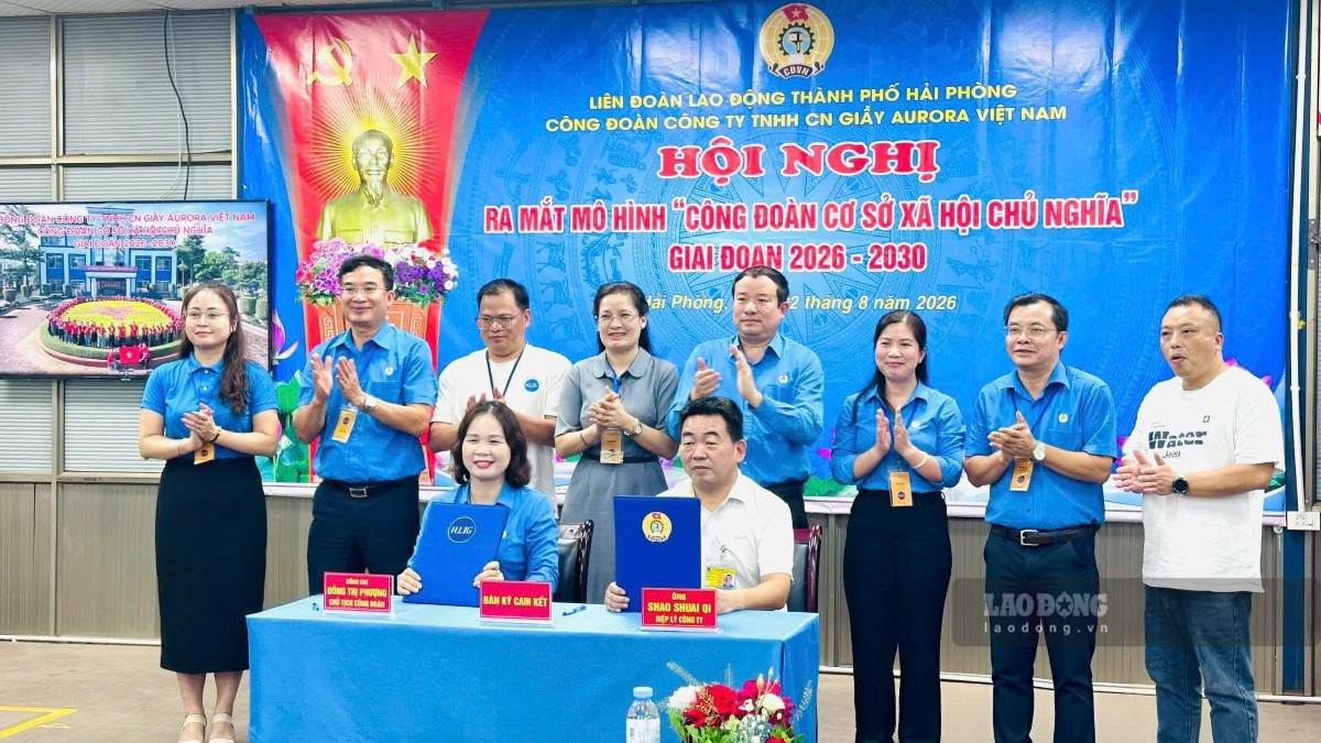 Đại diện Ban lãnh đạo Công ty và Ban Chấp hành Công đoàn Công ty ký cam kết phối hợp. Ảnh: Hoàng Khôi