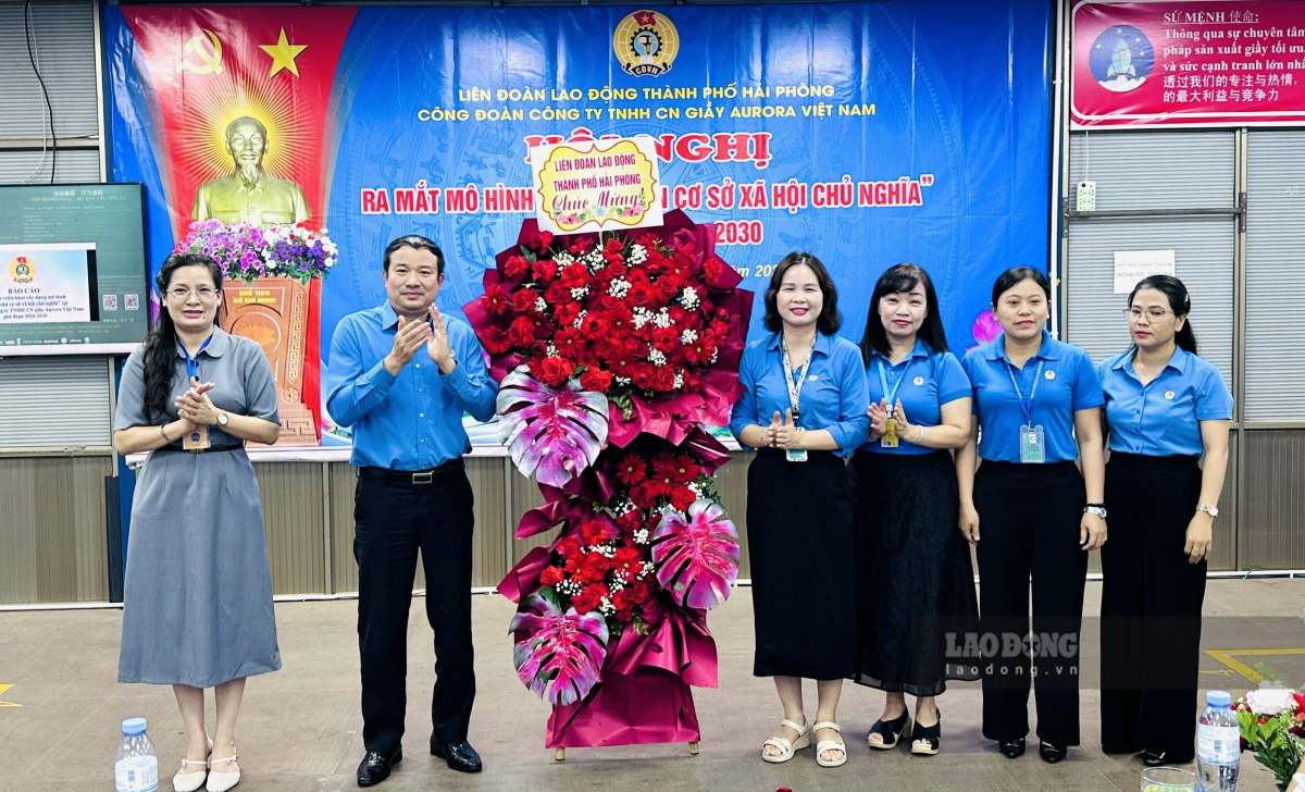 Leaders of Hai Phong City Labor Federation congratulate the Trade Union of Aurora Shoe Industry Co., Ltd. on launching a new model. Photo: Hoang Khoi
