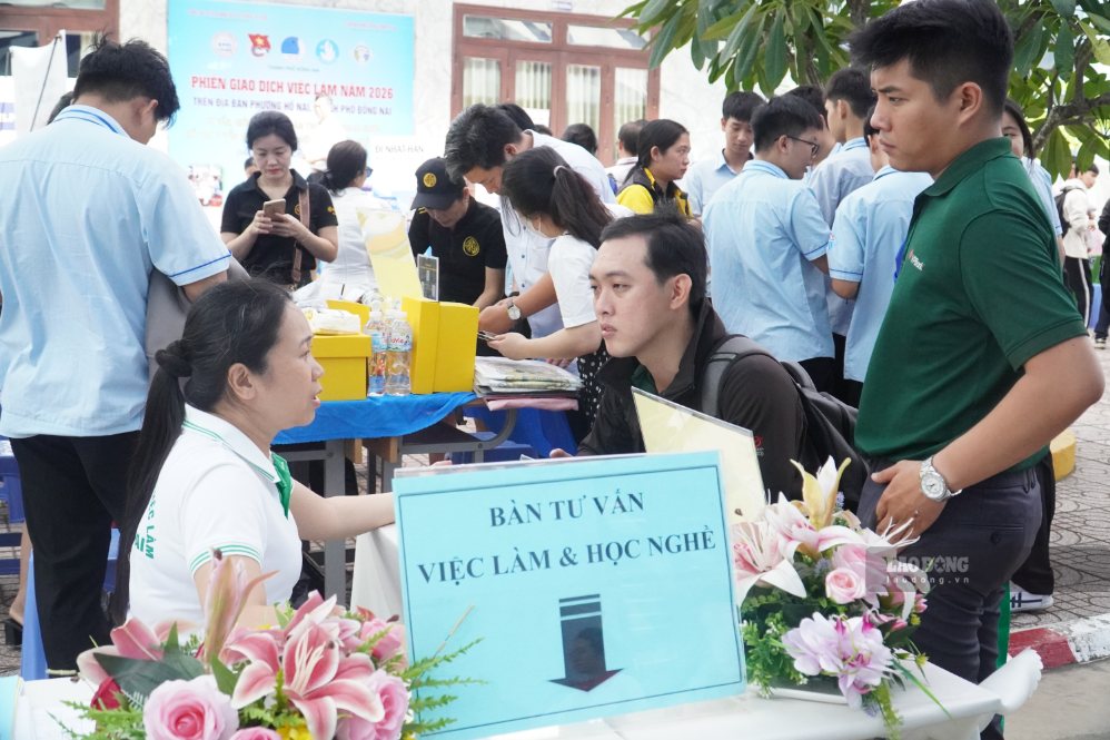 Job counseling at the 2026 Job Fair, Ho Nai ward, Dong Nai city. Photo: HAC