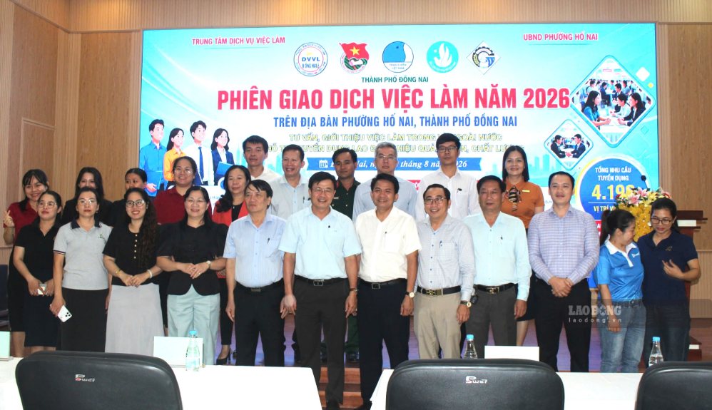 Trung tâm Dịch vụ việc làm Đồng Nai phối hợp UBND phường Hố Nai tổ chức Phiên giao dịch việc làm năm 2026 tại trường Cao đẳng Cơ giới và thủy lợi. Ảnh: HAC