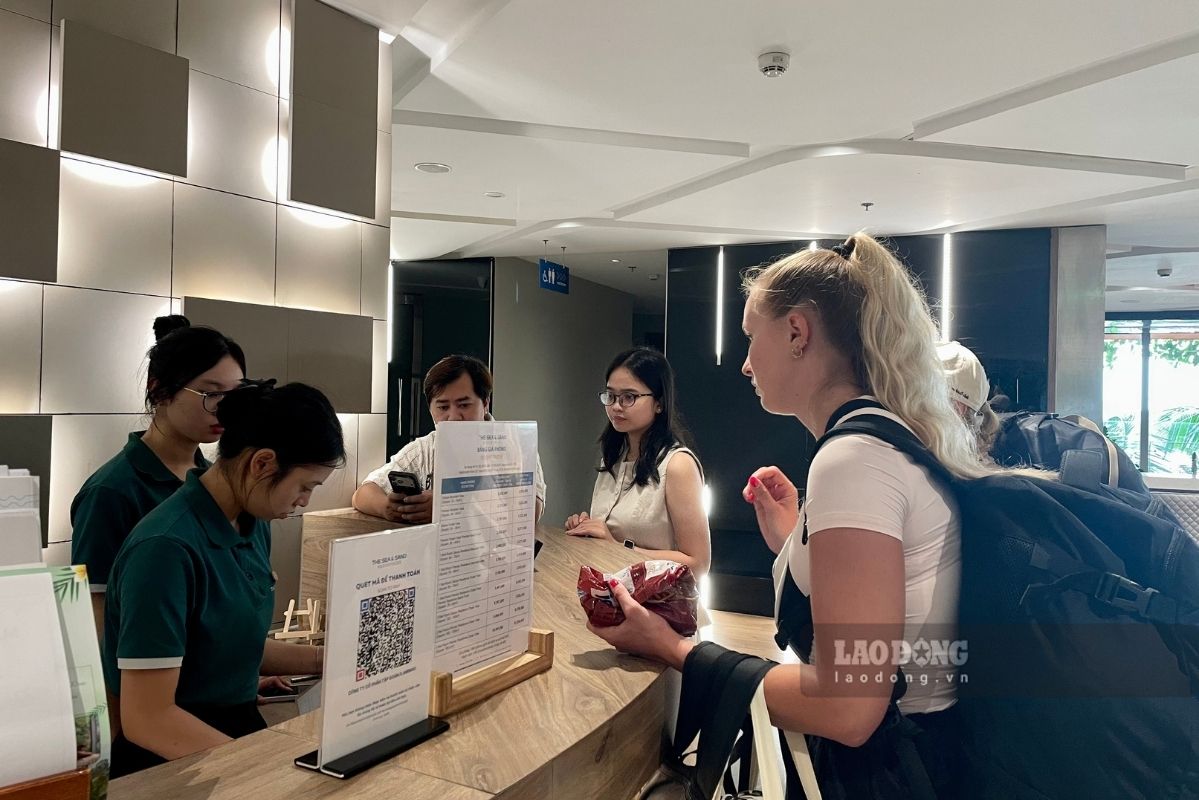 Some tourists staying in Cat Ba booked luxury rooms, trying to optimize costs before the impact of storm No. 4. Photo: Thanh Binh