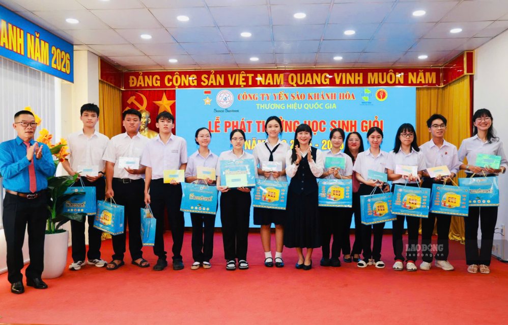 Leaders of Khanh Hoa Salanganes Nest Company award prizes to high school students who are children of officials and employees who achieved good results in the past school year. Photo: Phan Trung