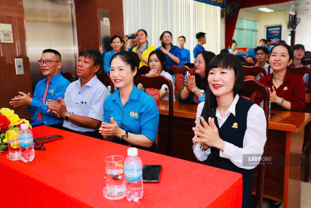 Bước vào năm học 2026-2027, Ban lãnh đạo Công ty Yến sào Khánh Hòa đã quyết định trích gần 2,3 tỉ đồng để tuyên dương, khen thưởng cho 2.170 học sinh là con em của CBCNV, nhà phân phối đạt thành tích xuất sắc trong năm học vừa qua. Ảnh: Phan Trung
