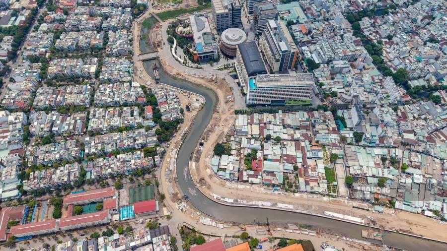 Investigating a labor accident that killed 1 person at Rach Xuyen Tam construction site. Photo: Anh Tu