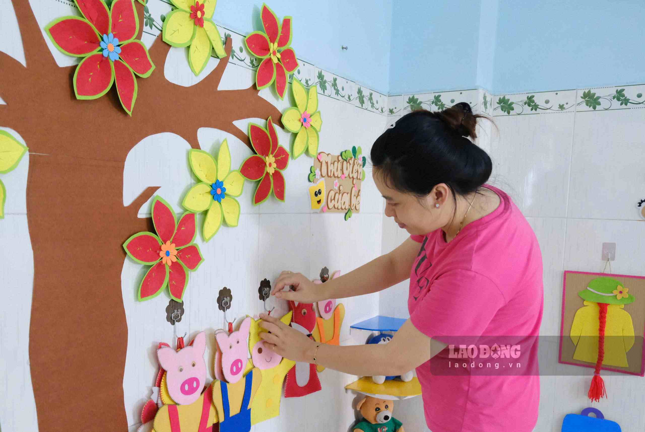 Teachers of Bong Sen branch (Ninh Kieu Kindergarten) decorate classrooms for the new school year. Photo: My Ly