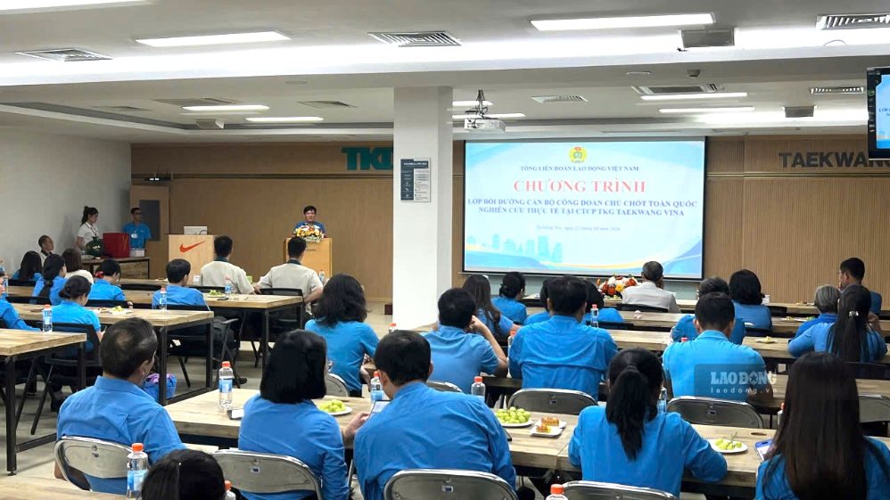 A delegation of key trade union officials nationwide visits the factory and exchanges trade union activities at TKG Taekwang Vina Joint Stock Company. Photo: HAC