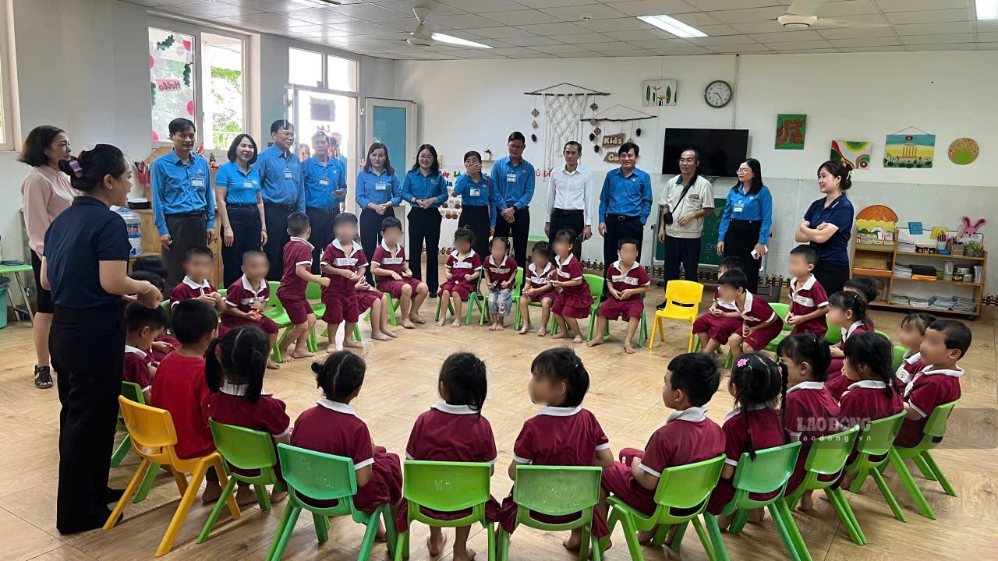 Đoàn đi tham quan nhà máy, các mô hình phúc lợi công nhân và giao lưu con em người lao động đang học tập tại Trường mầm non Thái Quang, do Công ty Cổ phần TKG Taekwang Vina xây dựng. Ảnh: HAC